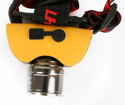 Фонарь аккумуляторный налобный E157 CREE 3Вт фокус 2 режима 220В пластик. желт. (бокс) Ultraflash 12351